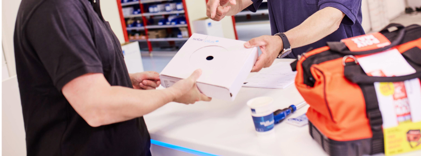 Man overhandigt pakket aan balie